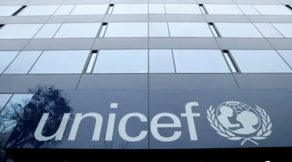 Cenevre'deki UNICEF genel merkezinde bulunan örgüt logosu (Reuters)