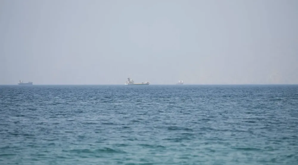 Umman'ın Musandam kentinden görülen Hürmüz Boğazı yakınlarındaki gemiler (Reuters)