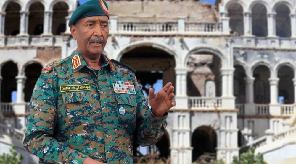 قائد الجيش السوداني عبد الفتاح البرهان في لقطة من تسجيل مصور أمام القصر الجمهوري بالخرطوم (وكالة الأنباء السودانية)