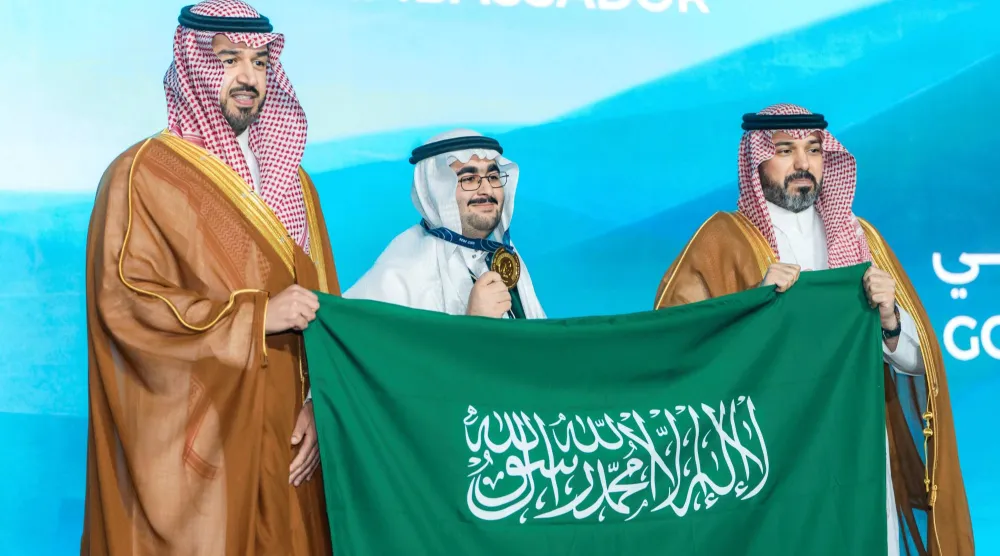 عبد العزيز الكريديس يتوّج الطالب السعودي أمجد آل درويش بالمركز الأول في «أولمبياد العلوم النووية الدولي» (واس)