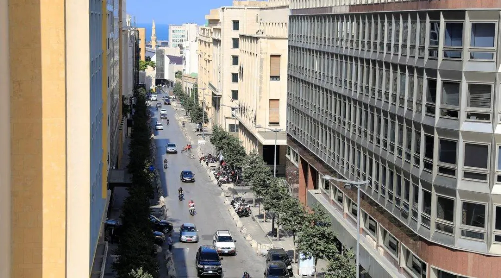 منظر عام لأحد شوارع وسط بيروت يضم بنوكاً ومؤسسات مالية (أرشيفية - رويترز)