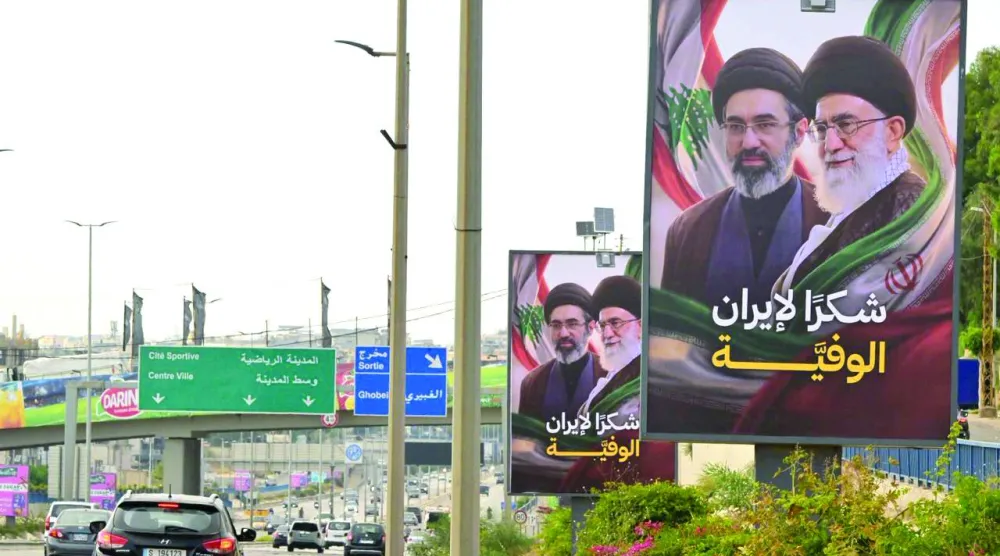 لافتات رُفعت على طريق المطار لشكر إيران على وقف إطلاق النار (الشرق الأوسط)