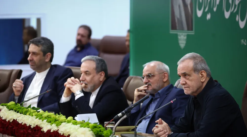 الرئيس الإيراني مسعود بزشكيان خلال مؤتمر صحافي بمناسبة الذكرى الثالثة لتوليه منصبه السبت (الرئاسة الإيرانية)