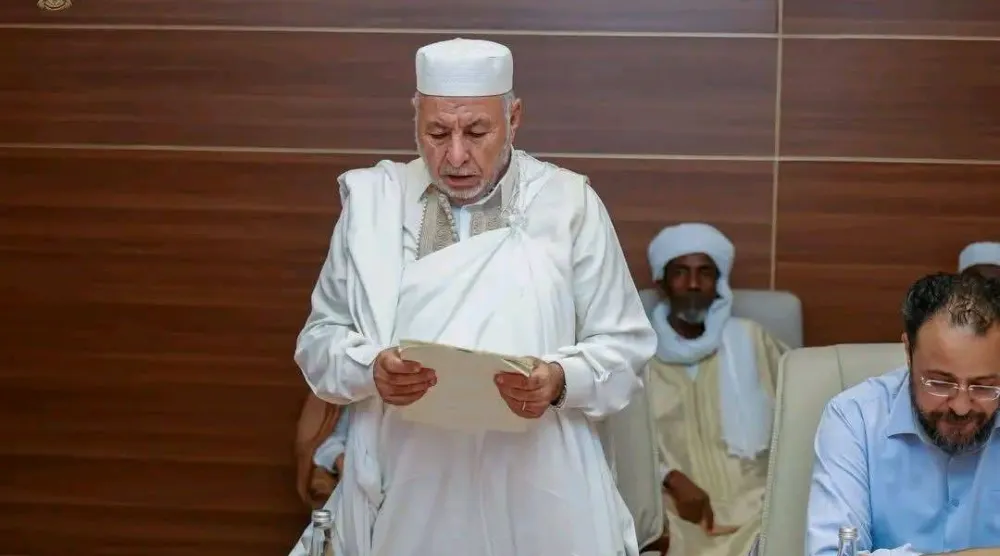 الشيخ إبراهيم أبو بكر نصر رئيس المجلس الأعلى لمشايخ وأعيان فزان متحدثاً خلال لقاء مع صدام حفتر في سبها الأسبوع الماضي (إعلام المجلس)