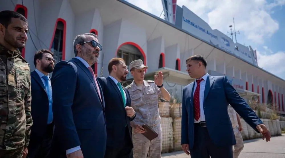 وزير الخارجية والمغتربين اسعد الشيباني (يسار) ورئيس الهيئة الطيران ومسؤولين عسكريين في أول وجود رسمي للحومة السورية في مطار اللاذقية (هيئة الطيران المدني)