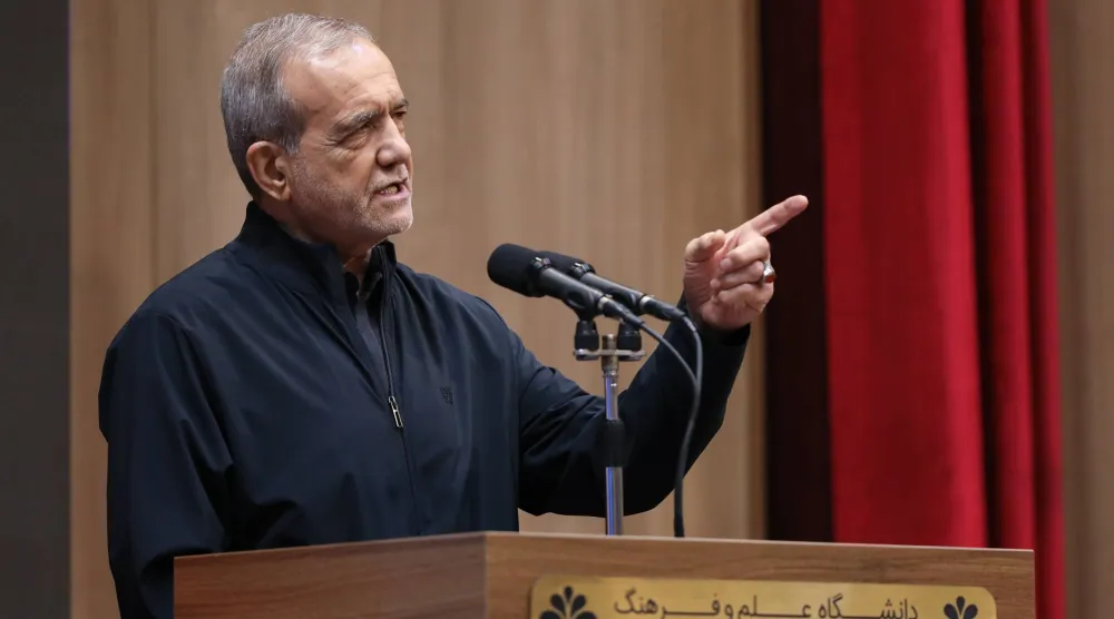بزشكيان يلقي كلمة أمام مجموعة من الطلبة في جامعة العلم والثقافة وسط طهران الأحد (الرئاسة الإيرانية)