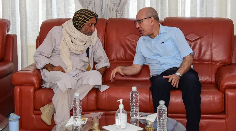المواطن الألماني أولوماسكان سينان مع مدير الإعلام بوزارة الدفاع الجزائرية (وزارة الدفاع)