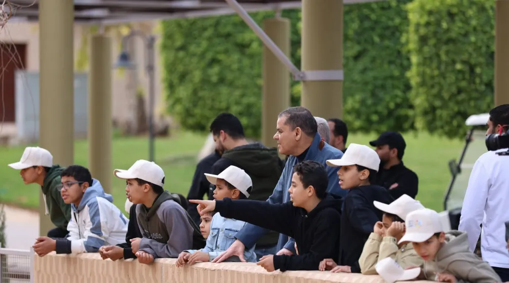 الدبيبة مع مجموعة من الأطفال خلال افتتاح حديقة الحيوان بطرابلس في مارس الماضي (مكتب الدبيبة)