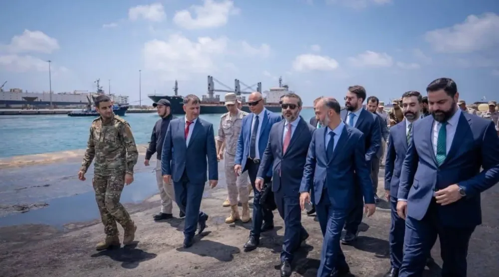 Suriye Dışişleri Bakanı Esad eş-Şeybani ve beraberindeki heyet, Suriye ile Rusya arasındaki mutabakat zaptı kapsamındaki tesis ve birimleri yerinde incelemek üzere Tartus Limanı'nda bir saha ziyareti gerçekleştirdi (Suriye Dışişleri Bakanlığı)