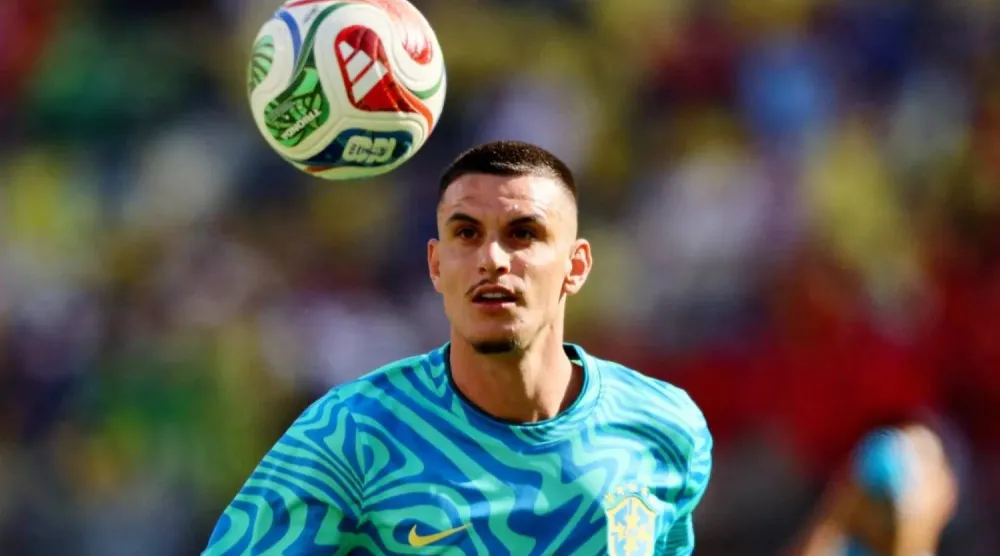 البرازيلي روجر إيبانيز مدافع فريق الأهلي (رويترز)