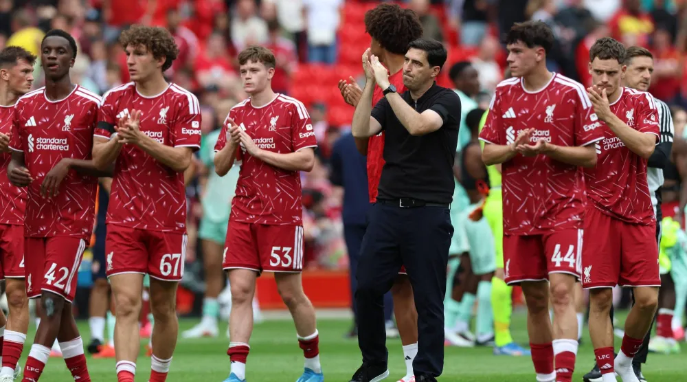 Liverpool's Spanish head coach Andoni Iraola (C) and players applaud fans after the pre-season friendly football match between Liverpool and Monaco at Anfield in Liverpool, northwest England on August 9, 2026. (AFP) 