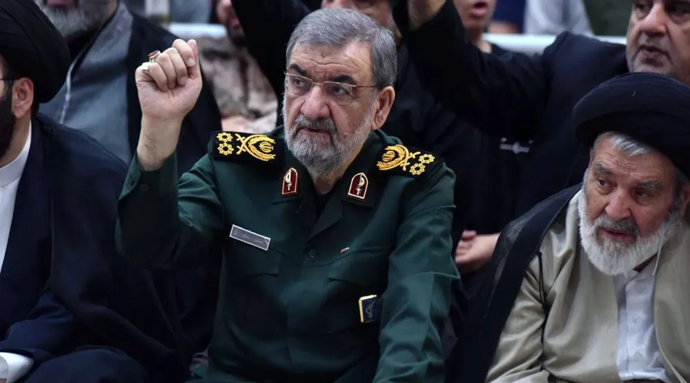 القيادي في «الحرس الثوري» محسن رضائي يردد هتافات في مراسم ذكرى وفاة الخميني الـ37 في طهران(جماران)