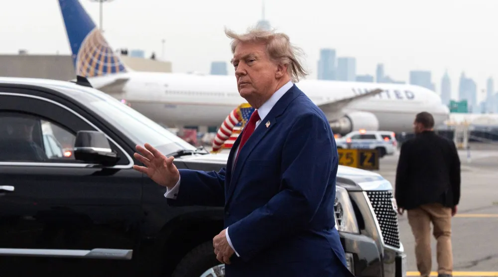 الرئيس الأميركي دونالد ترمب ينزل من الطائرة الرئاسية في مطار نيوارك ليبرتي الدولي، وخلفه مدينة نيويورك، الجمعة 7 أغسطس 2026 (أ.ب)