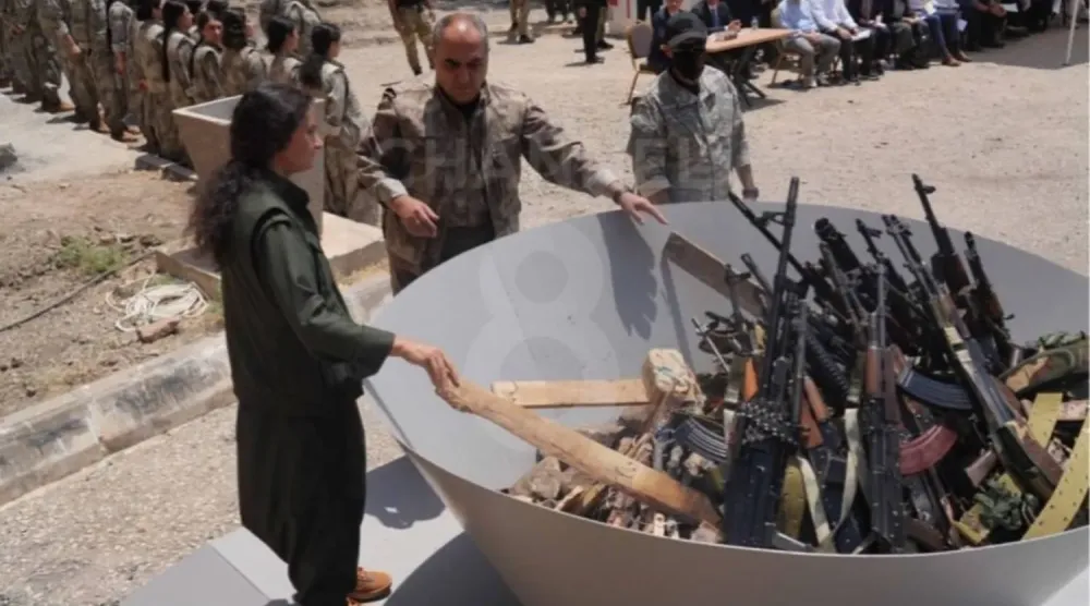PKK liderleri ve üyeleri, Kuzey Irak'ın Süleymaniye iline bağlı Kandil Dağı'nda düzenlenen sembolik silah yakma töreninde, 11 Temmuz 2025 (Reuters)