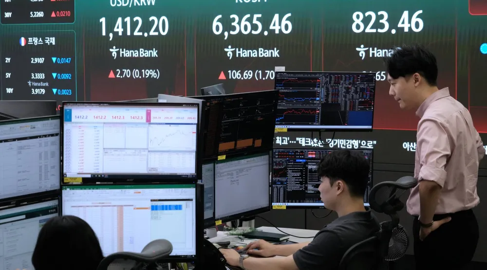 متداولو العملات يراقبون تحركات مؤشر «كوسبي» وسعر صرف الدولار مقابل الوون في بنك «هانا» بسيول (أ.ب)