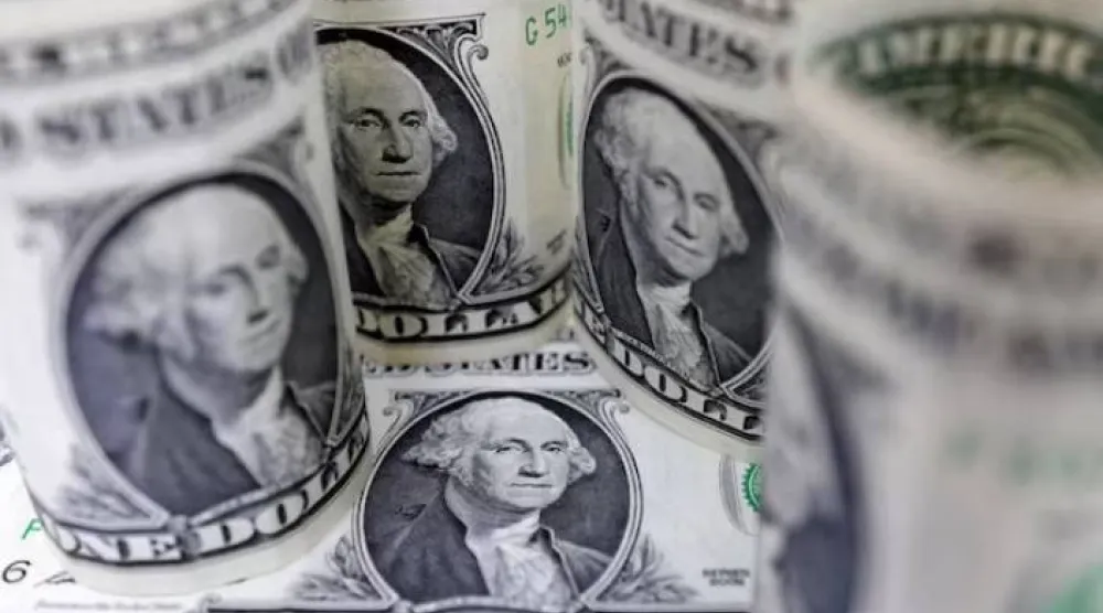 أوراق نقدية من الدولار الأميركي (رويترز)