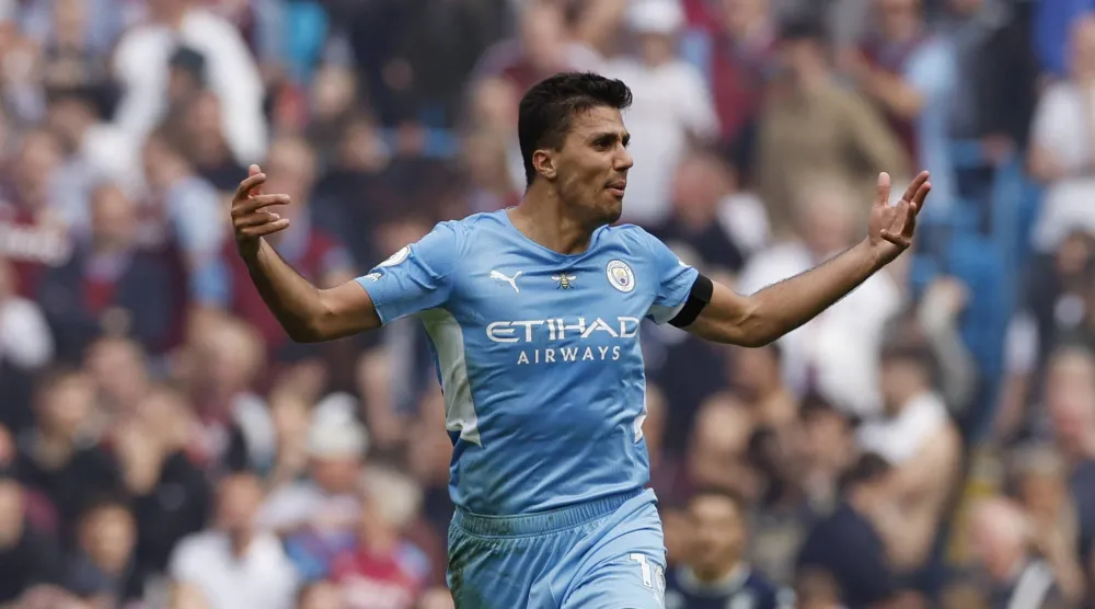 رودري نجم مانشستر سيتي بين الريال وبرشلونة (رويترز)