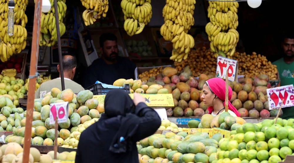 امرأة تتسوق في سوق بالقاهرة (رويترز)