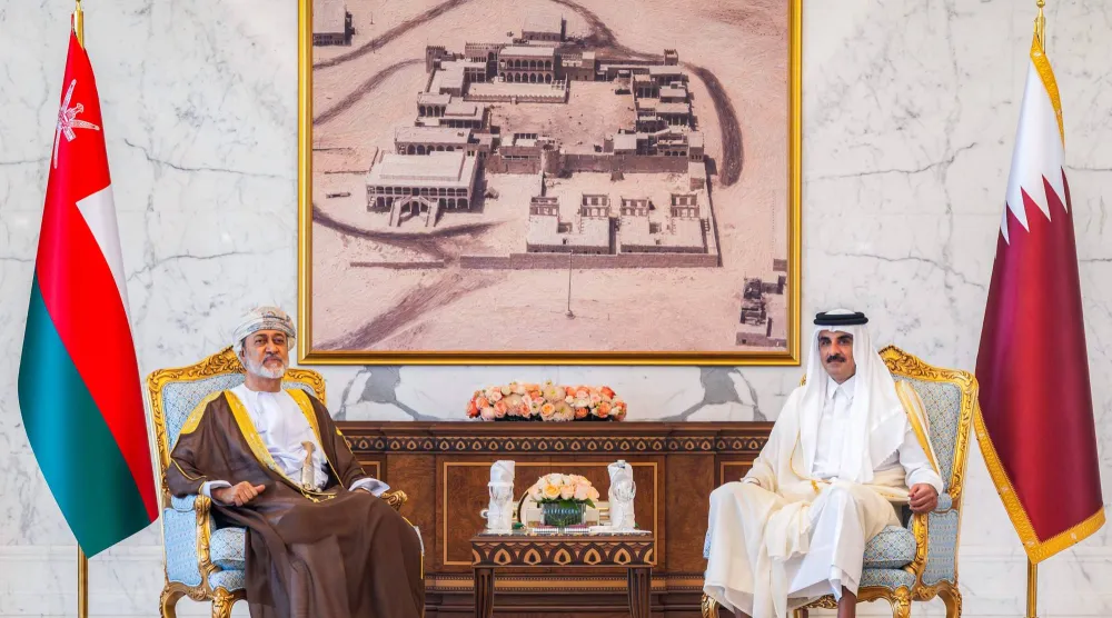أمير قطر وسلطان عمان خلال جلسة المباحثات الثنائية (أ.ف.ب)