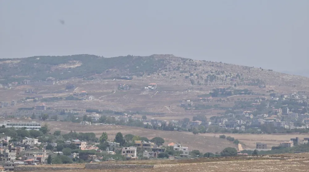 مرتفعات علي الطاهر الواقعة شرق مدينة النبطية في جنوب لبنان وتبدو أسفلها بلدتا كفرتبنيت والنبطية الفوقا (الشرق الأوسط)