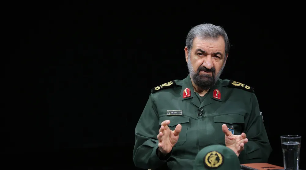 صورة نشرها موقع المرشد الإيراني السابق علي خامنئي من حوار مع محسن رضائي بمناسبة ذكرى الحرب الإيرانية - العراقية (أرشيفية)