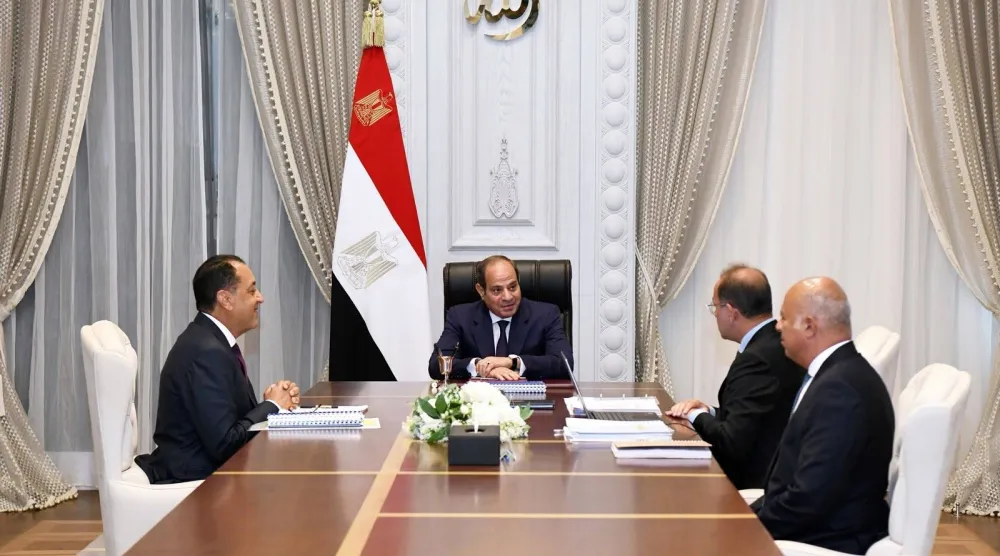 السيسي خلال استقباله رئيس الوزراء ووزير المالية بحضور المتحدث الرسمي للرئاسة (رئاسة الجمهورية)