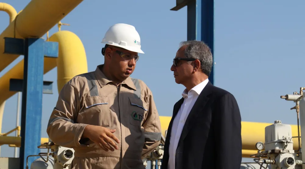 الوزير صدي يجول على المنشآت النفطية (وكالة الأنباء المركزية)