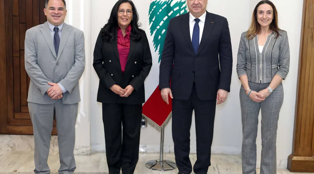الرئيس جوزيف عون مستقبلاً المديرة الإقليمية لدائرة الشرق الأوسط في البنك الدولي داليا خليفة والوفد المرافق (الرئاسة اللبنانية)