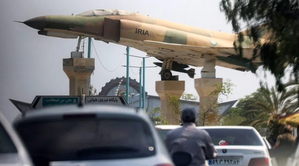  مجسم لطائرة مقاتلة إيرانية من طراز «إف-4 فانتوم» في ميدان بمدينة بندر عباس جنوب إيران، الاثنين (أ.ف.ب)
