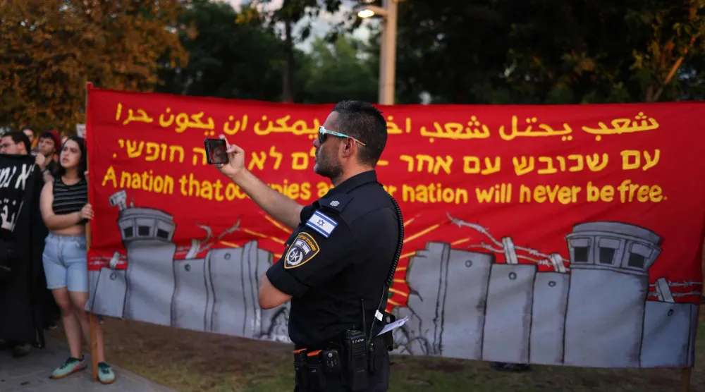 يساريون إسرائيليون خلال احتجاج في تل أبيب يوم 1 أغسطس الحالي للتنديد بعنف المستوطنين ضد الفلسطينيين في الضفة الغربية (أ.ف.ب)