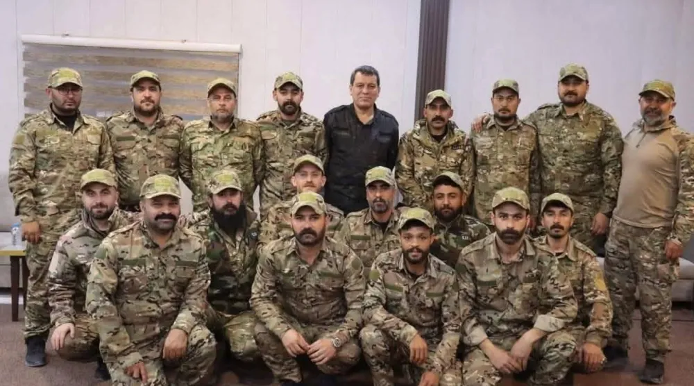 صورة تجمع قائد «قسد» مظلوم عبدي مع مقاتليه الذين يرتدون الزي العسكري لوزارة الدفاع السورية ضمن خطوات الاندماج فبراير الماضي (مواقع تواصل)