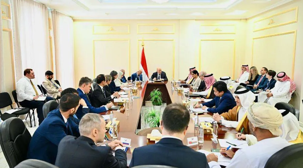 العليمي مجتمعاً في الرياض مع سفراء الدول الراعية للعملية السياسية في اليمن (إعلام حكومي)