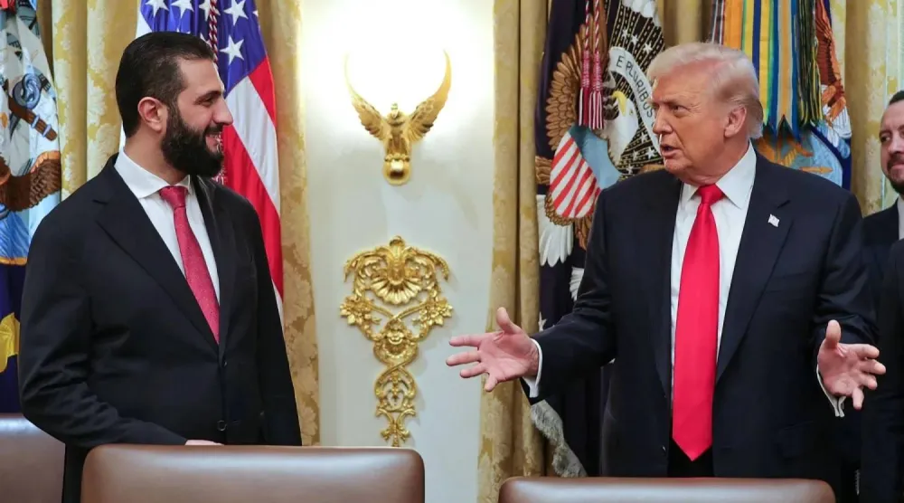 لقطة وزعتها وكالة «سانا» السورية تظهر جانباً من لقاء ترمب والشرع في البيت الأبيض (أ.ف.ب)