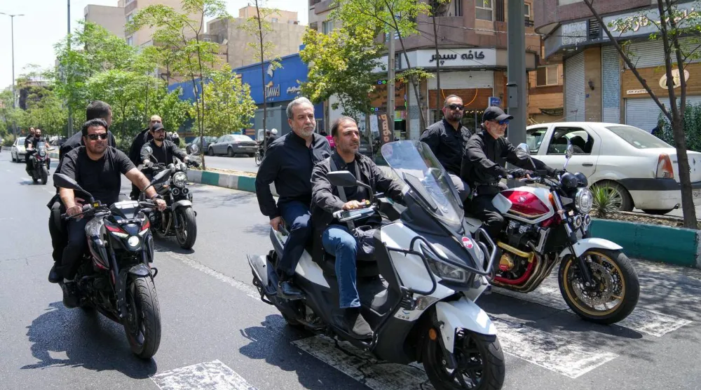 عراقجي برفقة فريق حمايته على متن دراجة نارية في طريقه للمشاركة في تشييع المرشد السابق علي خامنئي في طهران (الخارجية الإيرانية)