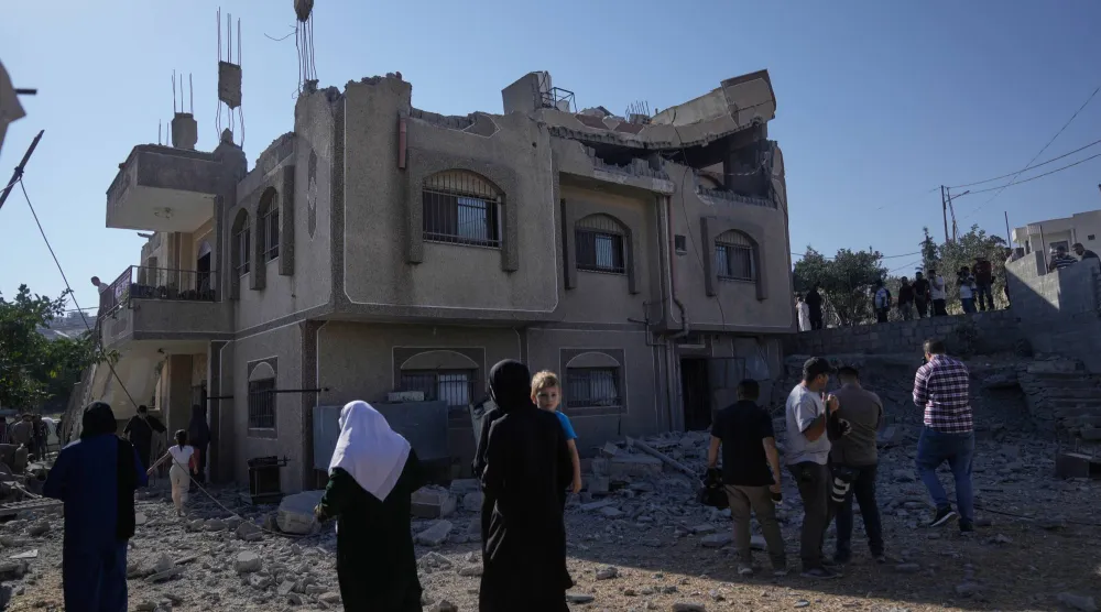 يتفقد السكان شقة الفلسطيني فاروق رمضان بعد أن هدمها الجيش الإسرائيلي في قرية تل بالضفة الغربية قرب نابلس (أ.ب)