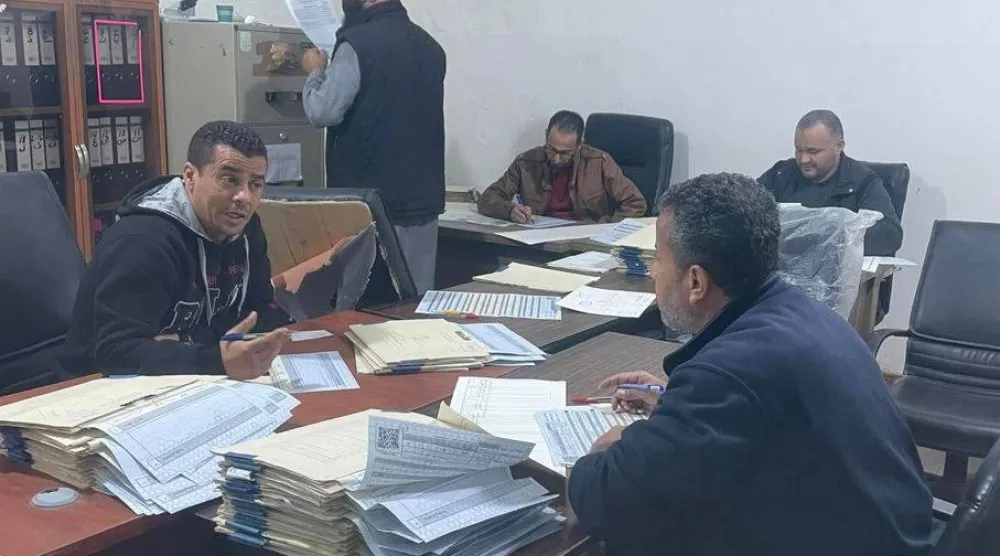 موظفون في مكتب سجل مدني الهضبة بالعاصمة الليبية طرابلس (الصفحة الرسمية للمكتب)