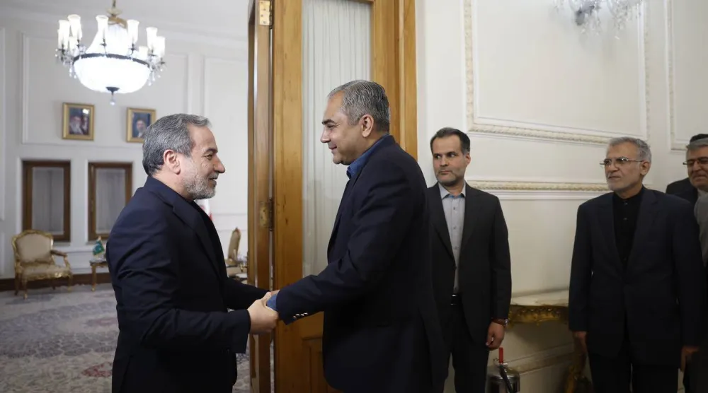 وزير الخارجية الإيراني عباس عراقجي يستقبل وزير الداخلية الباكستاني محسن نقوي في طهران السبت (إ.ب.أ)