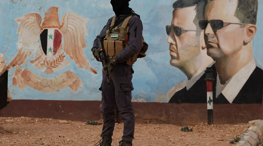 صورة للرئيس السوري المخلوع بشار الأسد في مقر الفرقة الرابعة بدمشق (أرشيفية- رويترز)