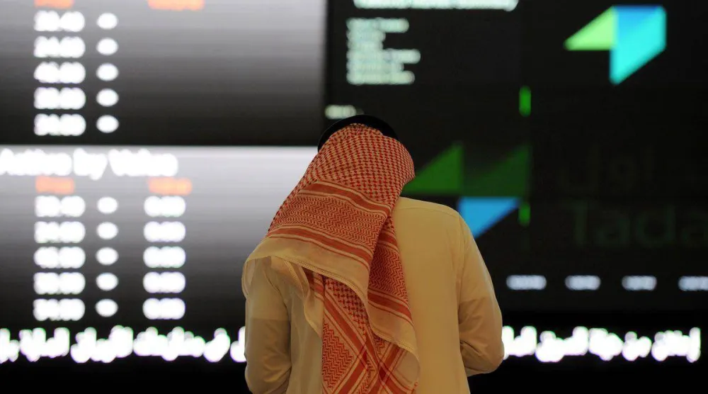 مستثمر يتابع الأسهم في السوق السعودية (أ.ف.ب)