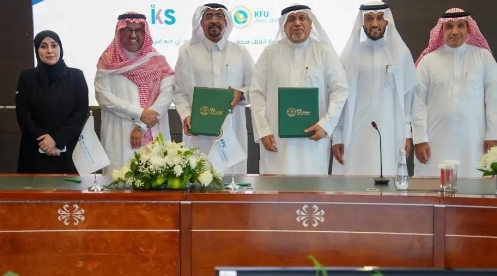 رئيس جامعة الملك فيصل الدكتور عادل أبو زنادة مع ممثلي الشركة بعد توقيع الاتفاقية (واس)