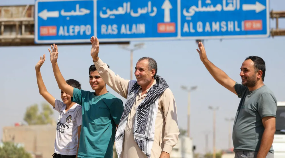 تلويح لقوافل النازحين العائدين إلى رأس العين في الحسكة بموجب اتفاق يناير بين (قسد) والحكومة السورية (رويترز)
