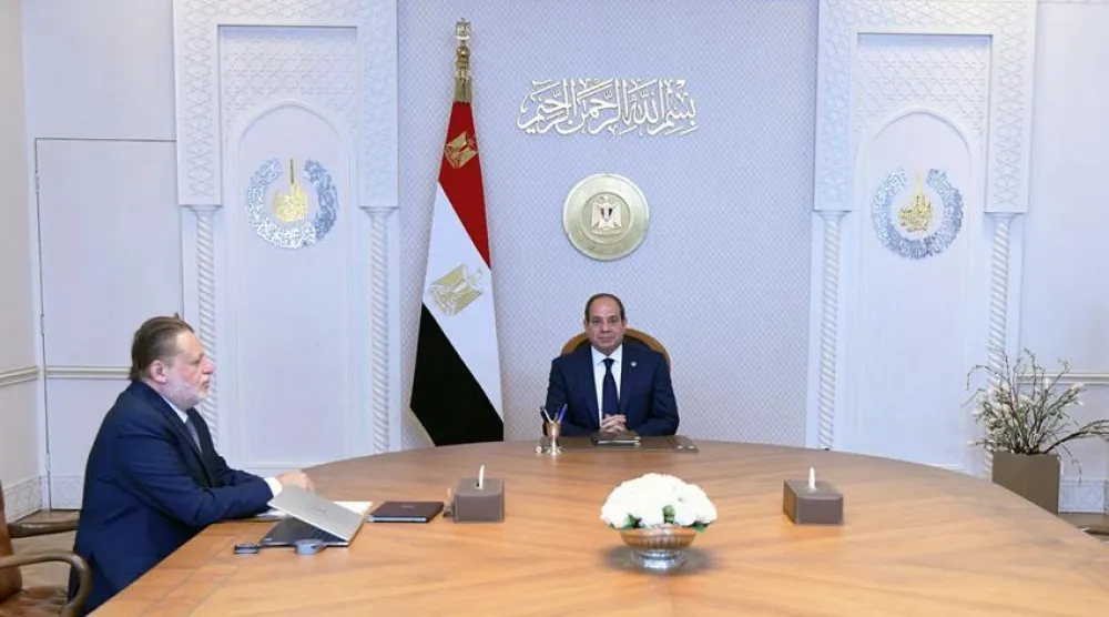 محافظ البنك المركزي المصري قدم خلال اجتماع سابق تطمينات للسيسي حول سداد الالتزامات قصيرة المدى من الديون (الرئاسة المصرية)