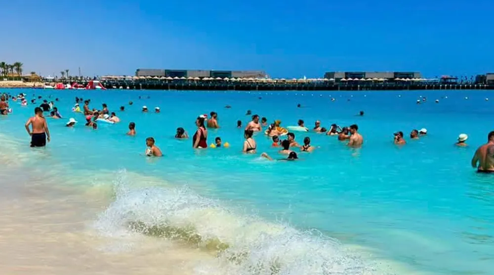 شواطئ العلمين تجتذب العديد من السائحين (مدينة العلمين الجديدة)