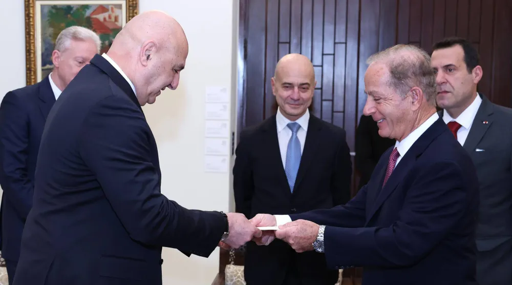 سفير الولايات المتحدة لدى الجمهورية اللبنانية ميشال عيسى يقدم أوراق اعتماده إلى الرئيس جوزيف عون عام 2025 (إكس)