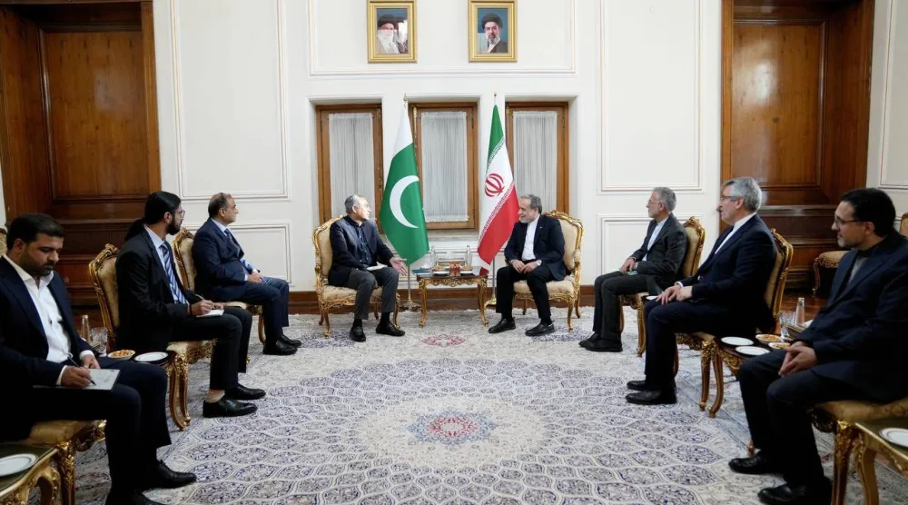 وزير الخارجية الإيراني عباس عراقجي يستقبل وزير الداخلية الباكستاني محسن نقوي في طهران اليوم (الخارجية الإيرانية)