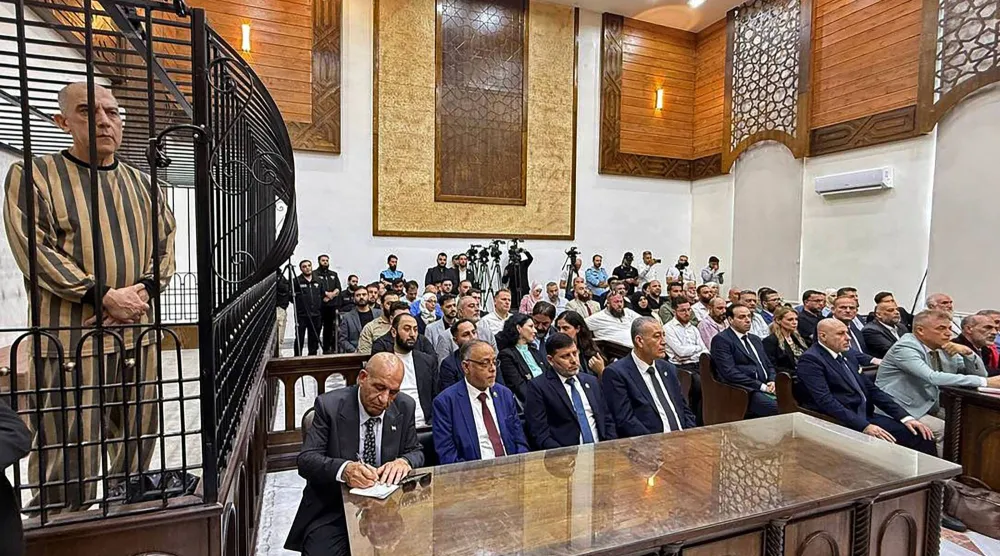 
عاطف نجيب ابن خالة بشار الأسد في قفص الاتهام بقصر العدل في دمشق أمس حيث أدين بـ«جرائم ضد الإنسانية» وحكم عليه بالإعدام (أ.ف.ب)