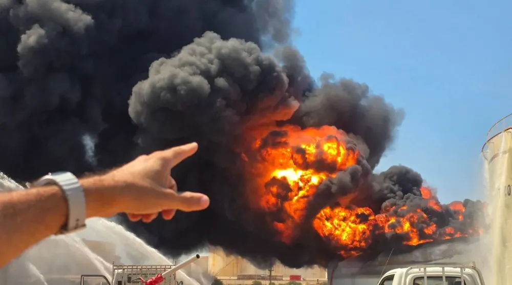 Libya'nın Zaviye kentindeki rafineride İHA saldırısı sonucu büyük bir yangın çıktı (AFP)