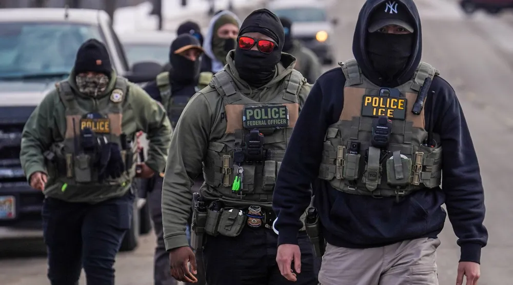 عملاء فيدراليون يسيرون في أحد شوارع مدينة مينيابوليس أثناء قيامهم بعمليات إنفاذ قوانين الهجرة 5 فبراير 2026 (أرشيفية - أ.ب)