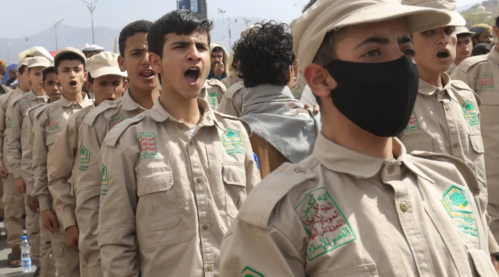 طلبة مدارس جندهم الحوثيون خلال استعراض في صنعاء (إ.ب.أ)