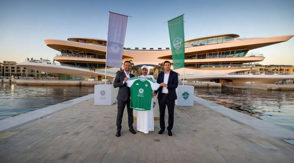 فهد البلوي رئيس مشاريع وجهة «أمالا» خلال توقيع اتفاقية الشراكة الجديدة مع «شركة الأهلي» (البحر الأحمر الدولية)